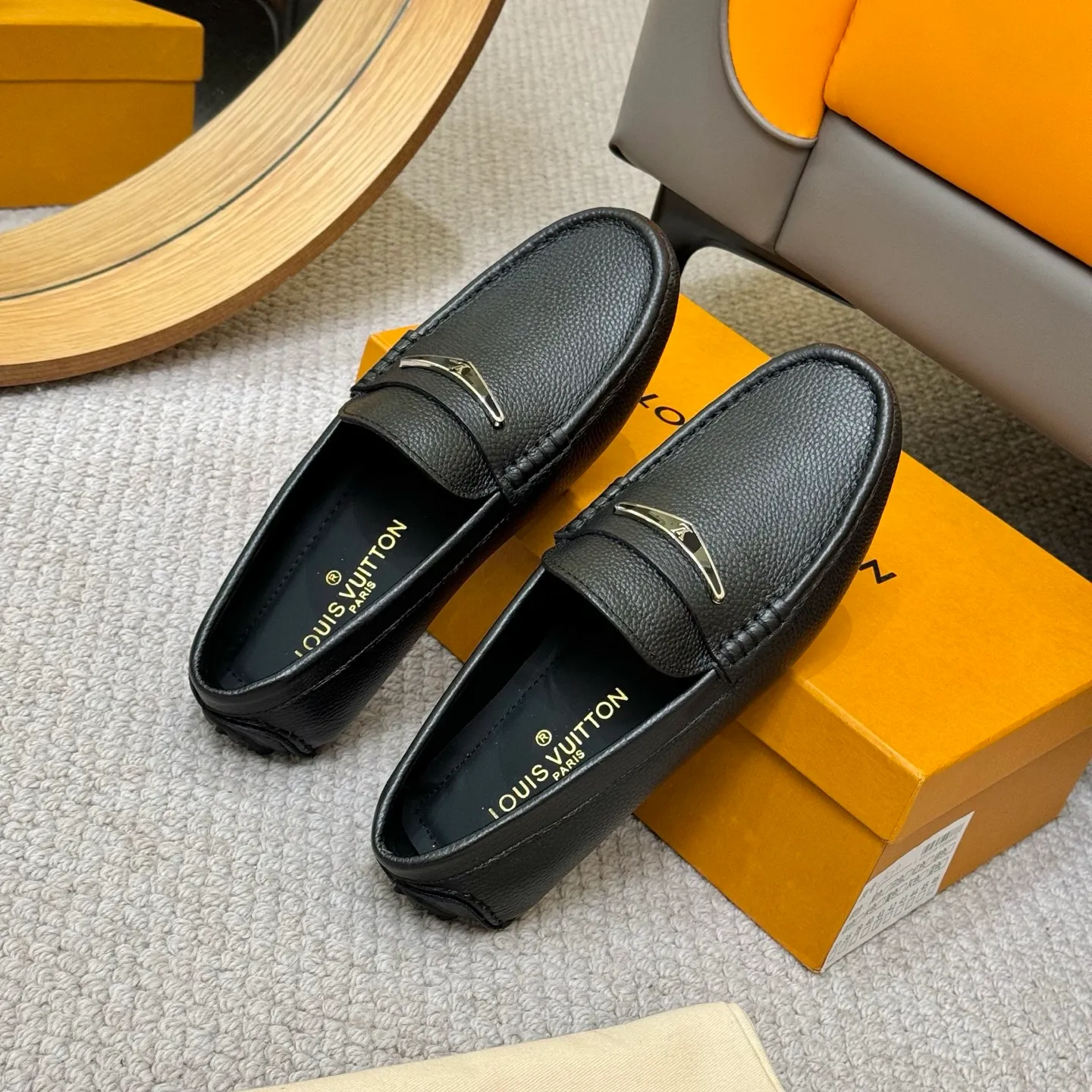 Men's men's shoes 💰420 (Yangli) LV 2⃣️0⃣️2⃣️5️⃣Spring and summer counter GLORIA series models ✈️Original factory special leather production, original last type. A classic driving slip-on casual shoe that shows an elegant style with exquisite craftsmanship details such as Monogram embossing all over the upper🌀Italian imported calfskin fabric Sheepskin foot pads➕Inside～Private mold replica sole Unique style Comfortable driving slip-on Size: 4-12 (38-46) Comes with [Counter packaging: original box, wrapping paper, card, instruction manual, shoehorn, cloth bag] No pressure to enter and leave the counter!